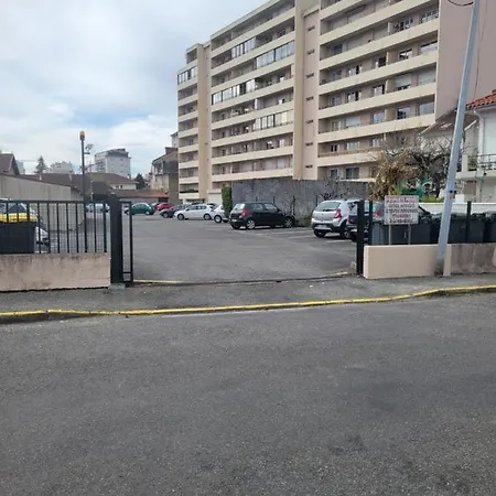 Bel Avec Grand Balcon Et Parking Prive