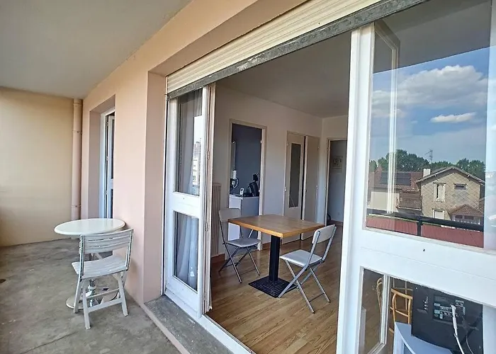 Bel Avec Grand Balcon Et Parking Prive Pau