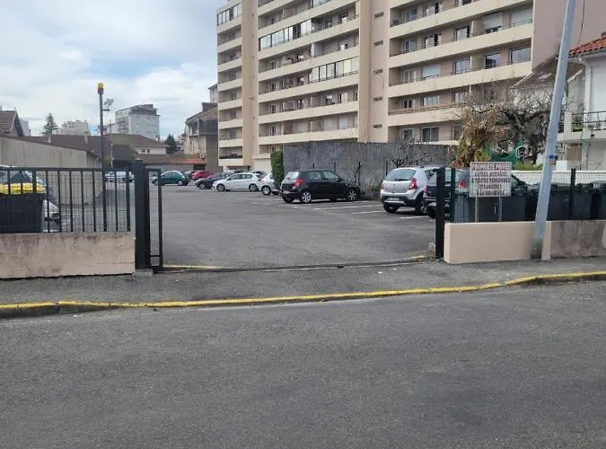 Bel Avec Grand Balcon Et Parking Prive