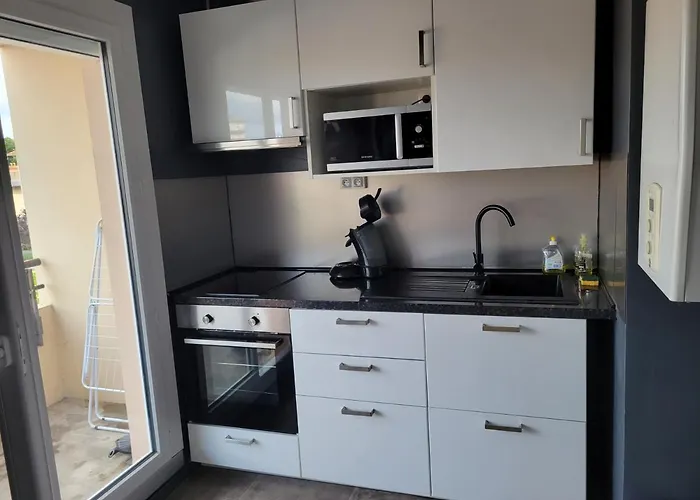 Bel Avec Grand Balcon Et Parking Prive